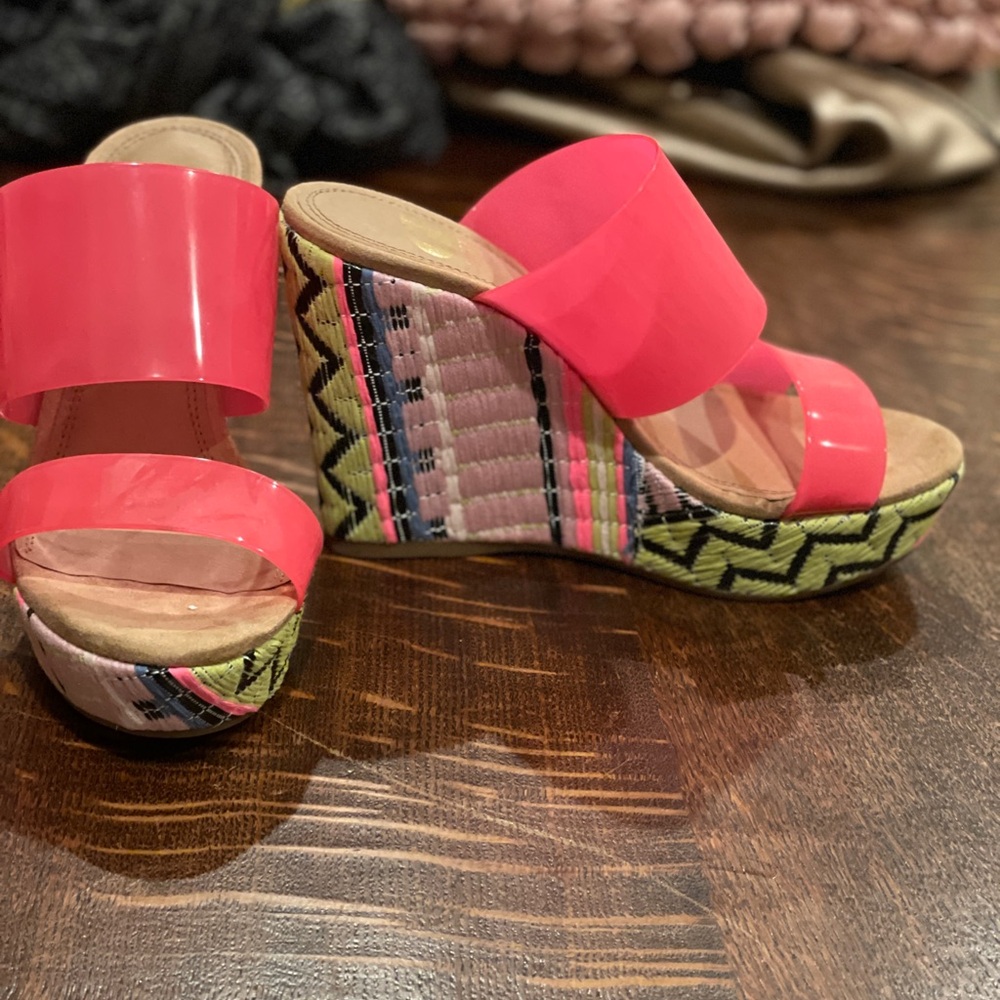 New never worn Gianni Bini wedge.